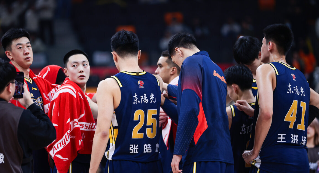 乐鱼官方网站-24分27分40分！一夜爆3门惨案，张镇麟再次封神，上海显露冠军相